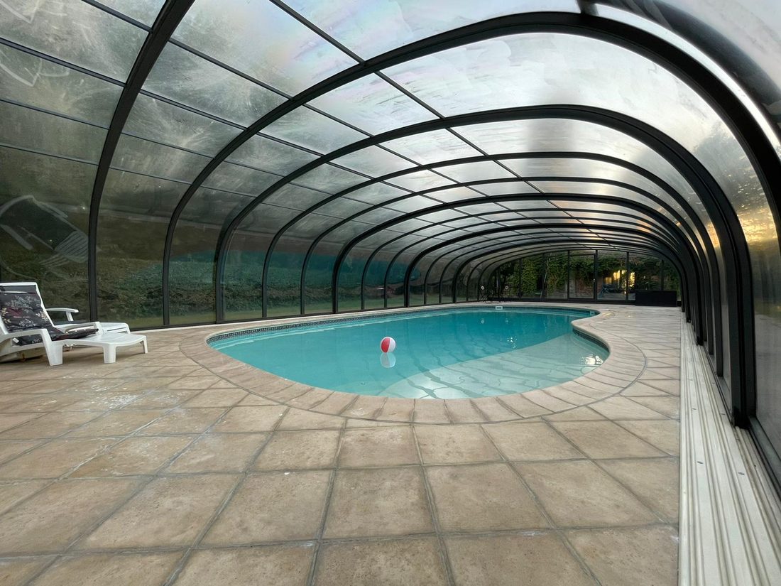 Piscine intérieure sous verrière