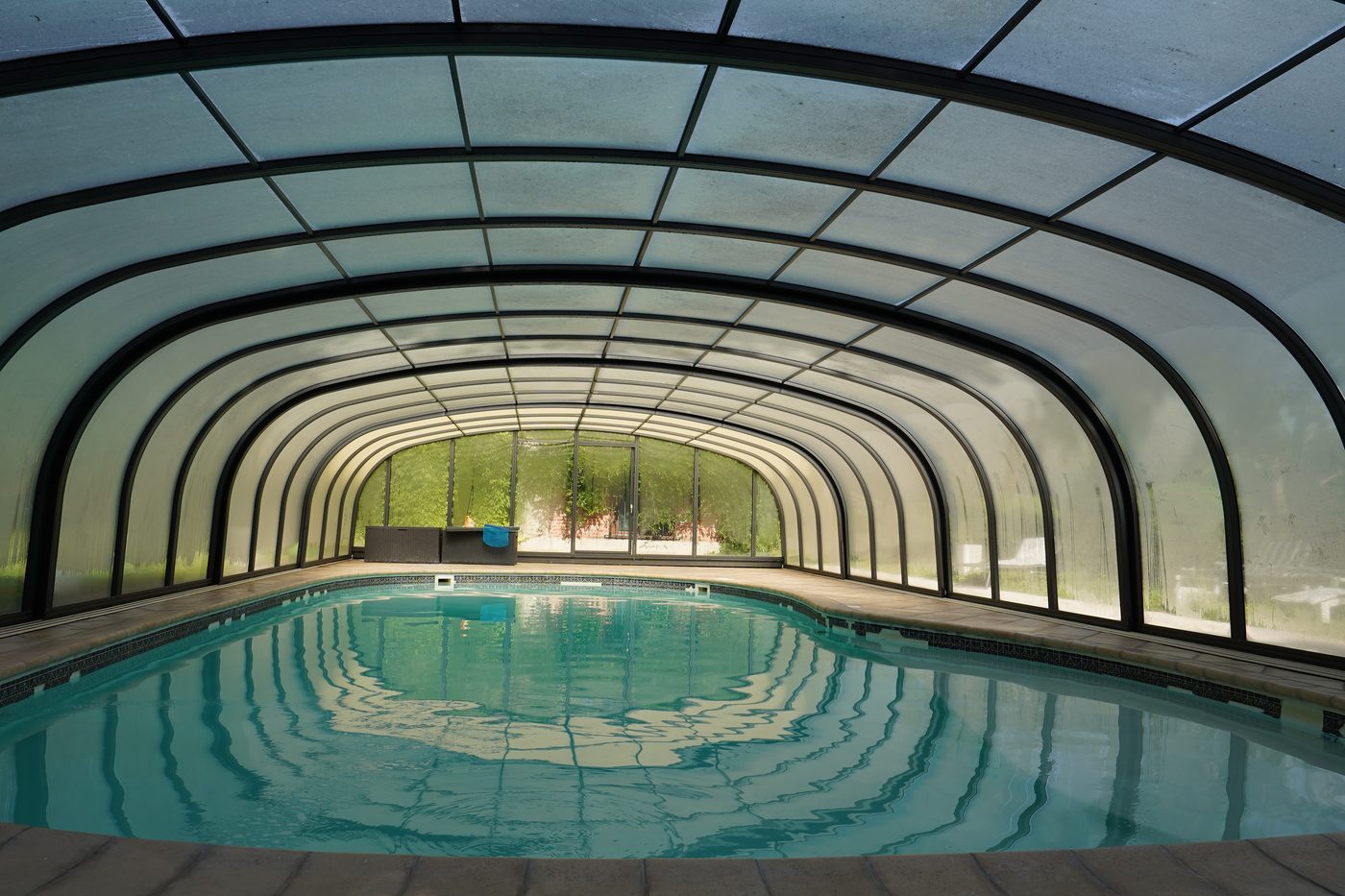 Piscine couverte tout en longueur et allée du parc