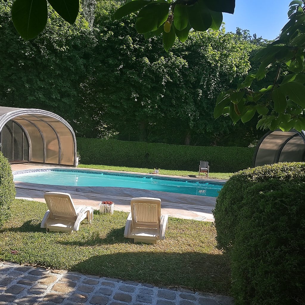 Piscine ouverte au soleil