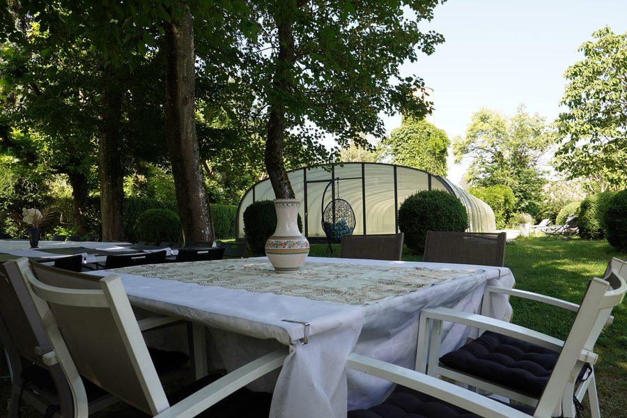 Tables dressées sous les arbres