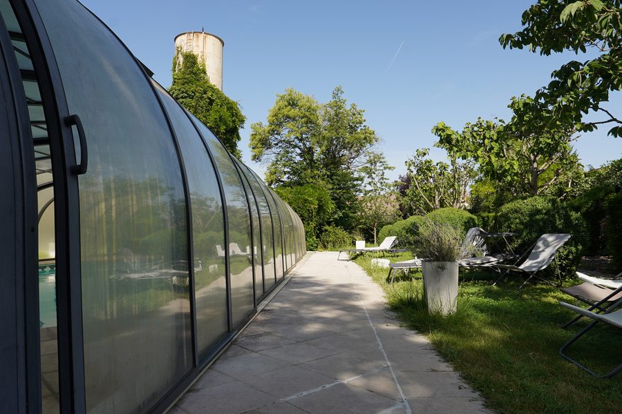 Transats au bord de la piscine