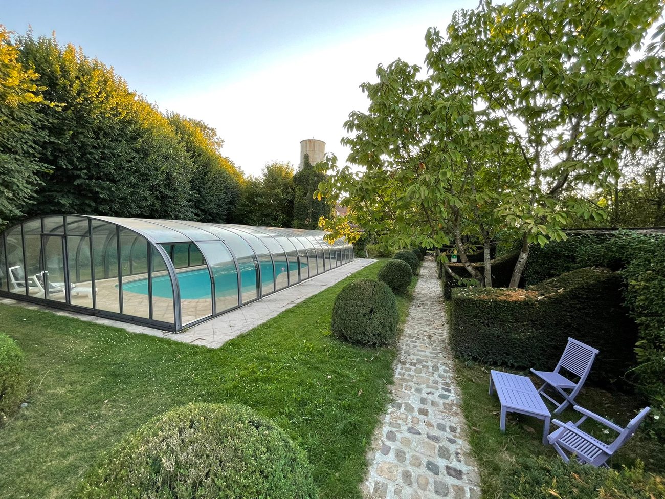 La piscine couverte et le parc de Villa Delice